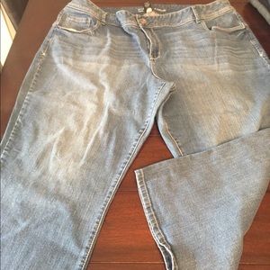 Lane Bryant Capri light wash Genius Fit size 26